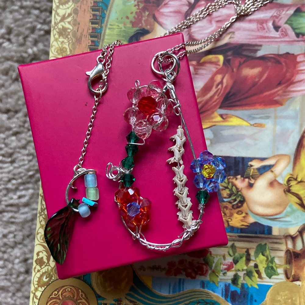 Elegant Multicolor Crystal Necklace with snake vertebrae